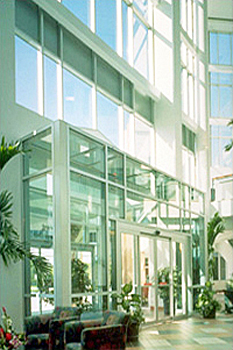 Bayfront Medical Plaza in St. Petersburg, Florida, an example of a two-sided atrium